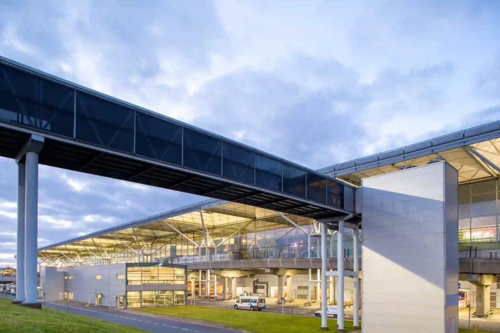 Bandara London Standsted: Karya Norman Foster dengan Langgam Hi-Tech Architecture